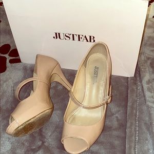 Peep toe nude pumps! 6.5